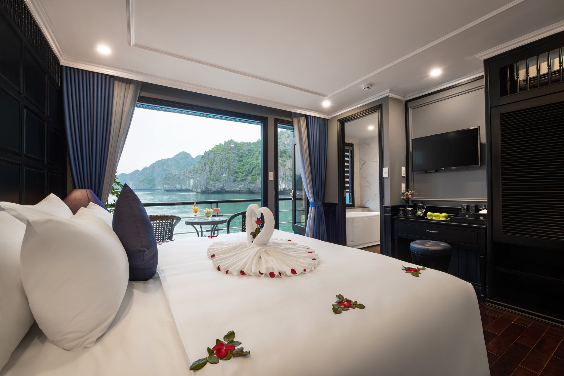 Rosy cruise - Du thuyền 5 sao vịnh Lan Hạ 8 Hang Senior du thuyen Lan Ha 5 sao Rosy cruise