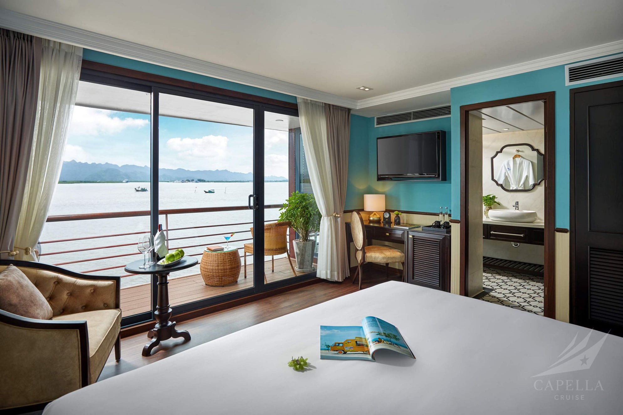 Du thuyền Capella Cruise 5 sao Lan Hạ 11 Hang phong Sky Suite du thuyen capella cruise