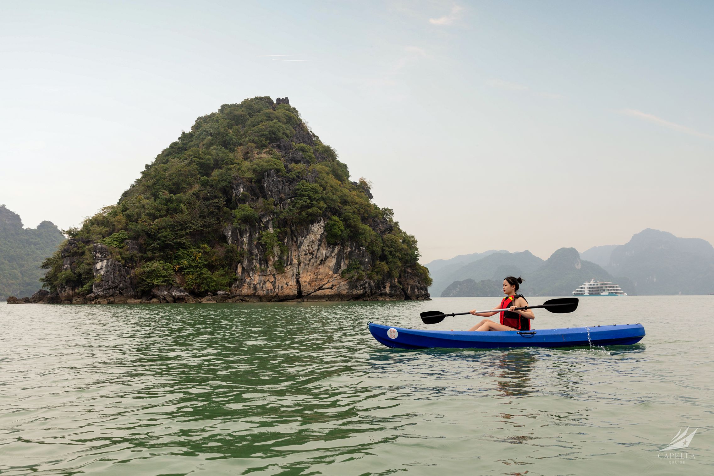 Du thuyền Capella Cruise 5 sao Lan Hạ 9 Cheo kayak du thuyen Capella Cruise