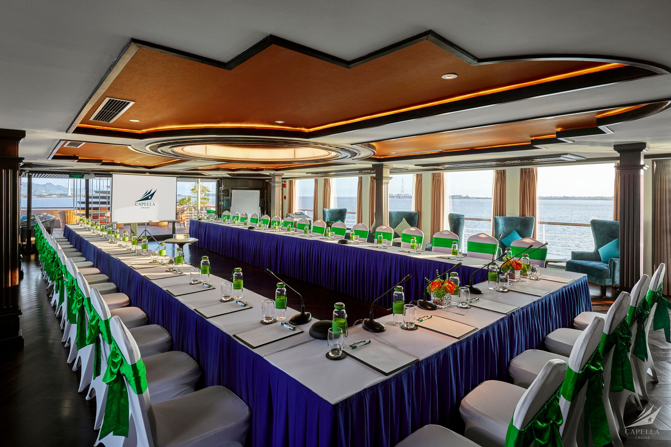 Phòng hội nghị sức chứa lên tới 70 khách duy nhất giữa vịnh Lan Hạ