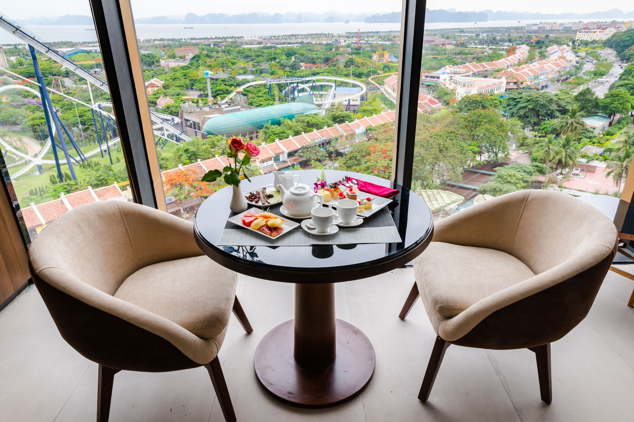 View cực đỉnh của Minh Châu lounge khách sạn Mường Thanh centre Hạ Long
