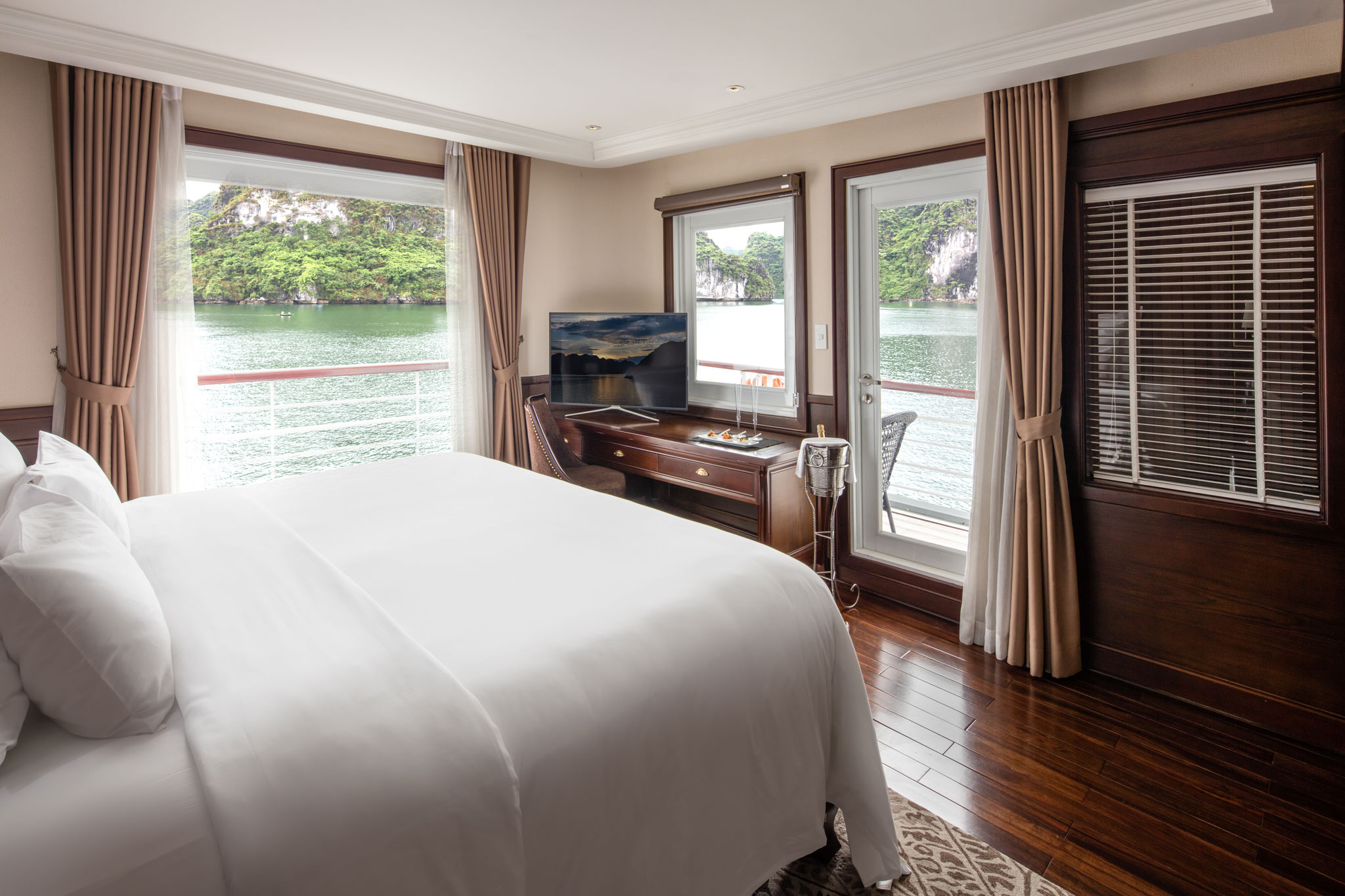 Du thuyền Paradise Elegance 5 sao vịnh Hạ Long 11 phòng Suite Balcony