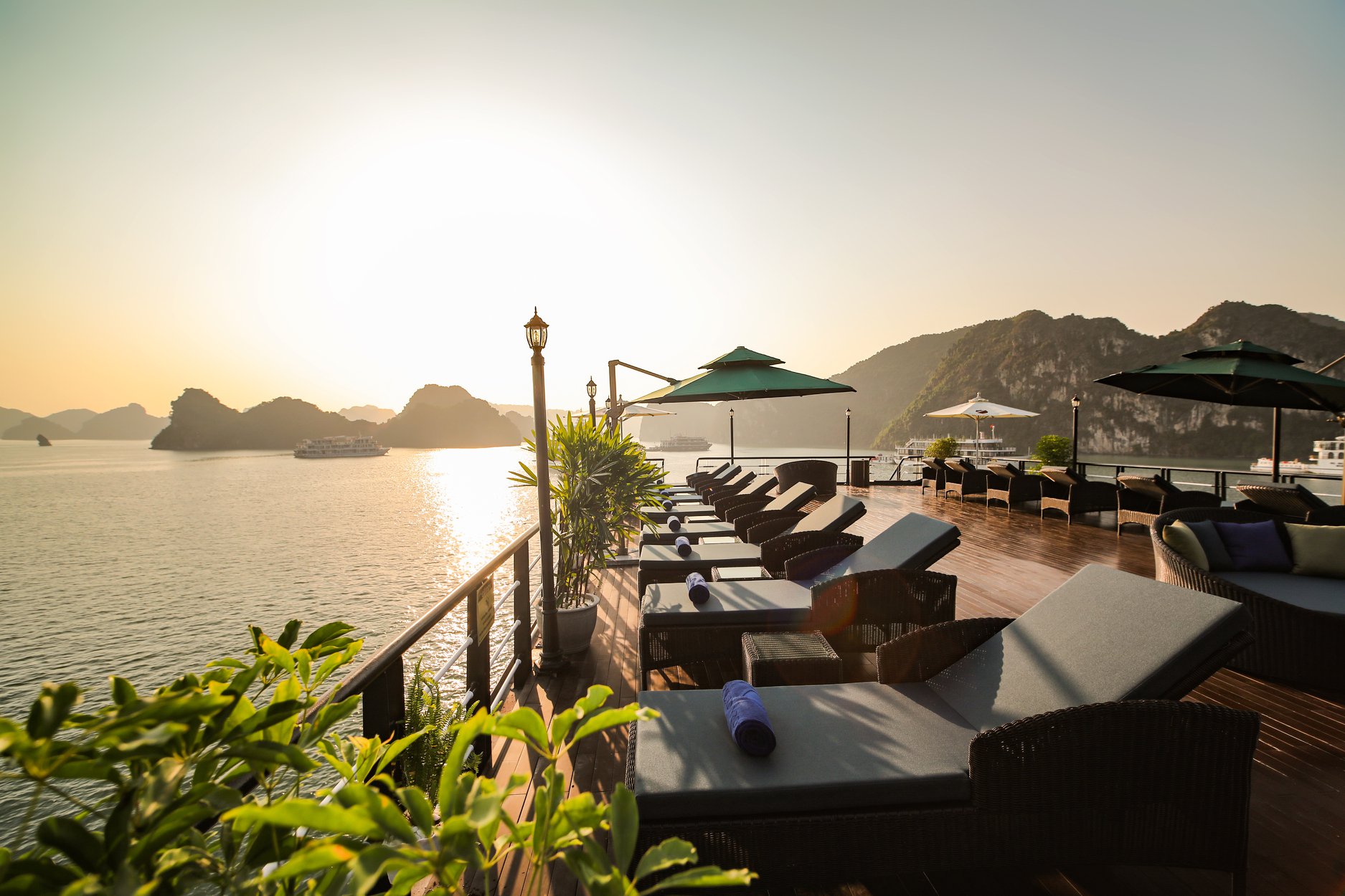 ngắm hoàng hôn vịnh Lan Hạ trên sundeck du thuyền
