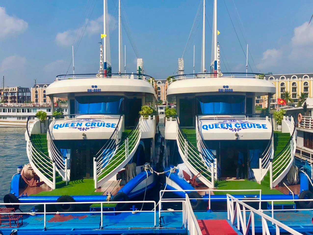 Du thuyền Queen cruise tham quan Hạ Long 1 ngày 1 du thuyền Queen cruise bao gồm 2 du thuyền giống hệt nhau như anh em sinh đôi