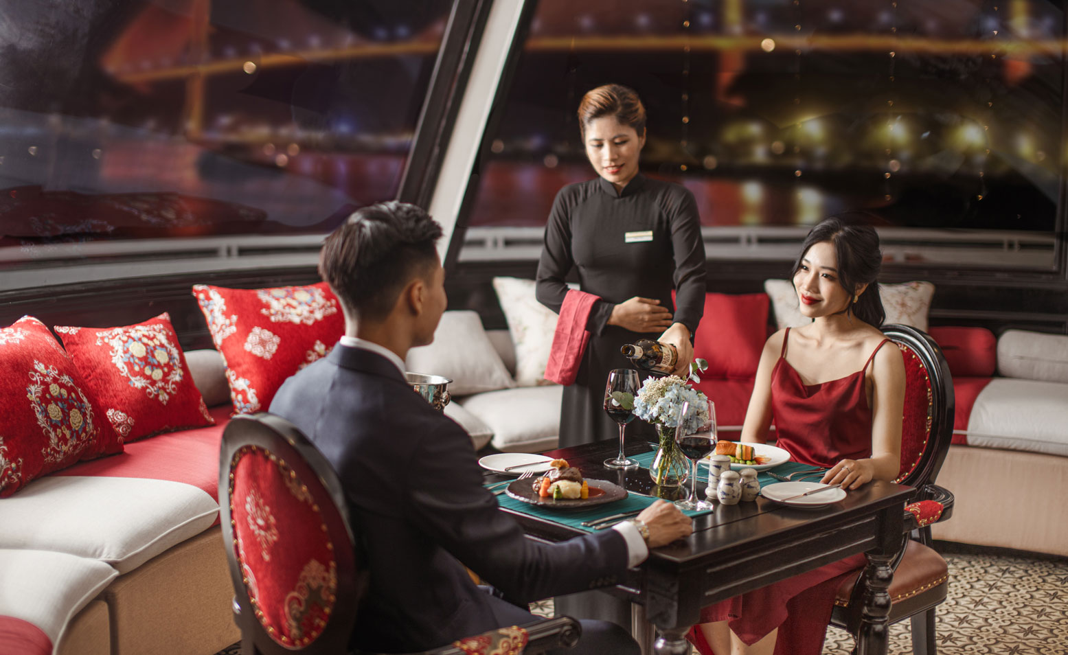 Ăn tối trên du thuyền nhà hàng vịnh Hạ Long