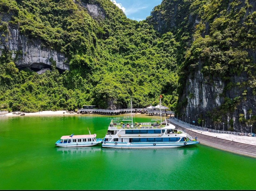 Du thuyền Queen cruise tham quan Hạ Long 1 ngày