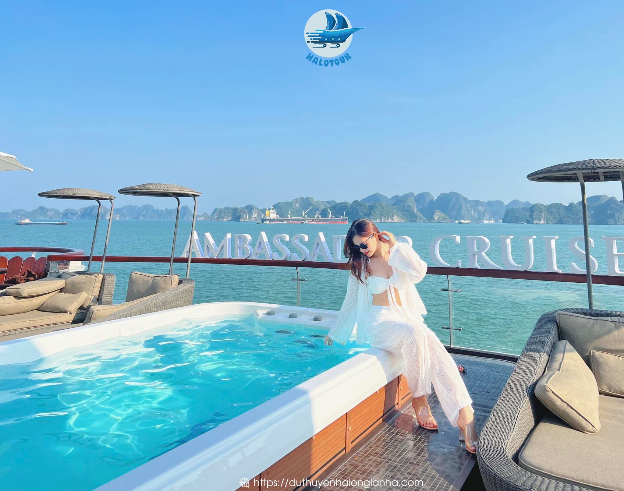 Du thuyền Ambassador Day cruise 6* vịnh Hạ Long 2 Du khách tạo dáng chụp ảnh bên cạnh bể bơi ngoài trời trên sundeck du thuyền trong ngày Ambassador II