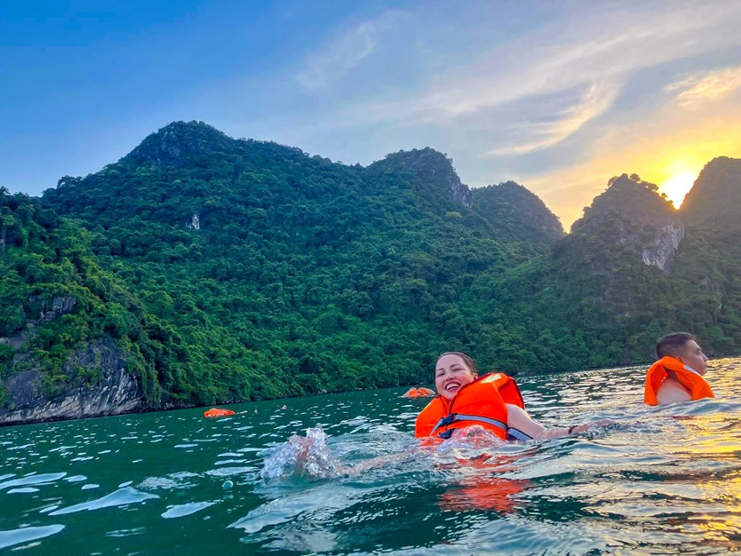 Du thuyền Indochine Cruise 5 sao vịnh Lan Hạ