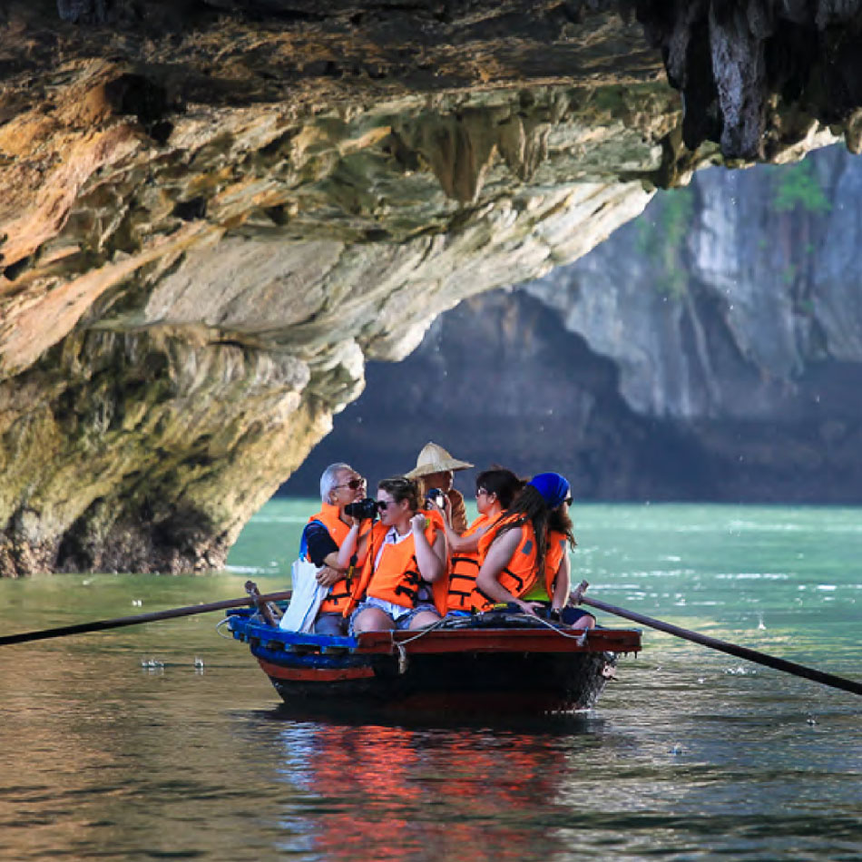 Thuyền nan khám phá hang Sáng Tối