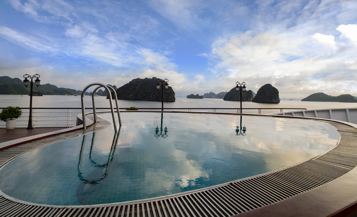 Bể bơi hình trái tim độc đáo giữa vịnh Lan Hạ