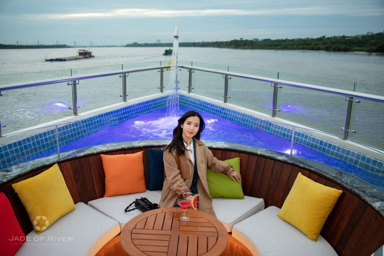 Bể sục Jacuzzi trên du thuyền 5 sao vịnh Hạ Long Lan Hạ trong ngày