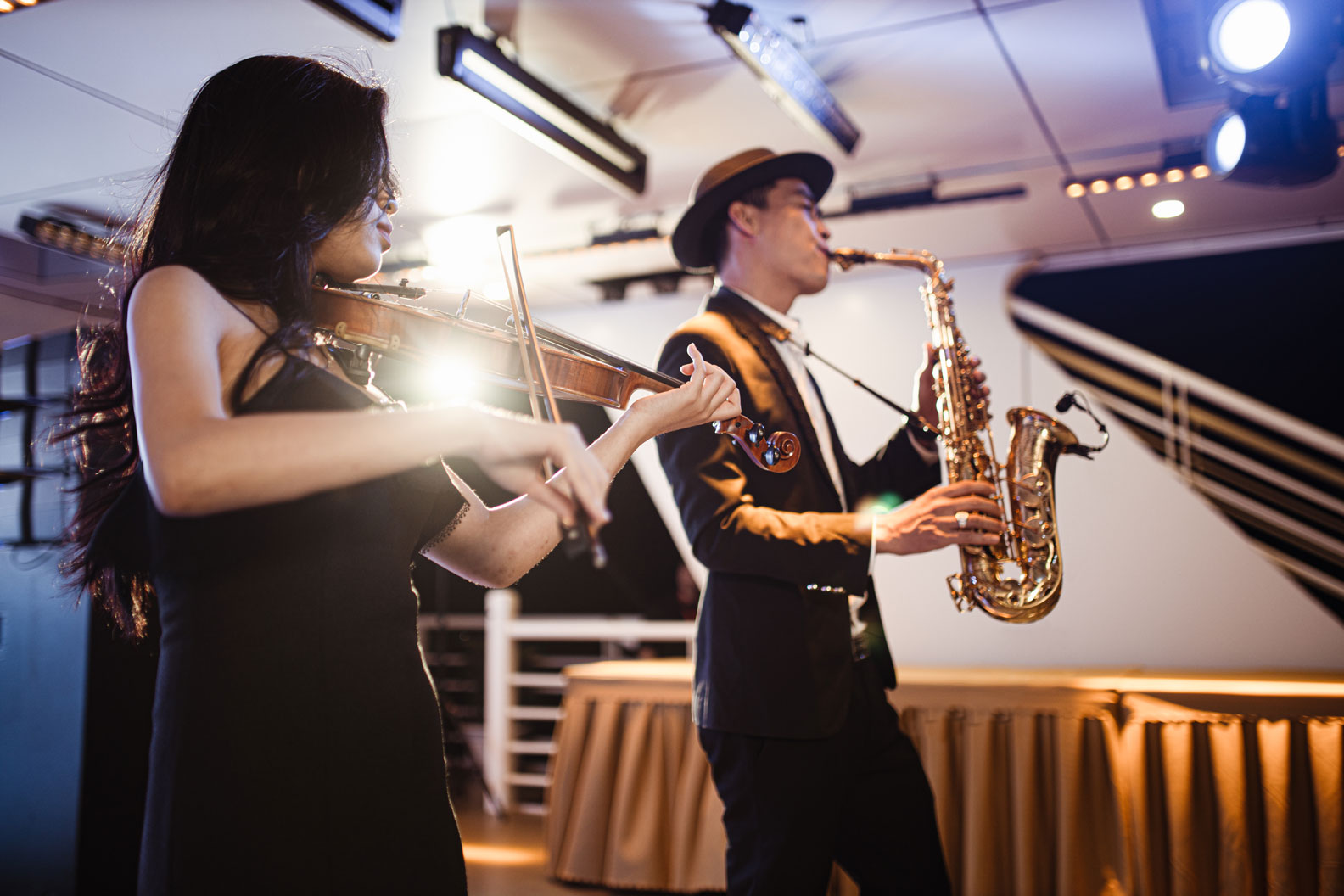 Biểu diễn Violin trên tàu nhà hàng ăn tối vịnh Hạ Long