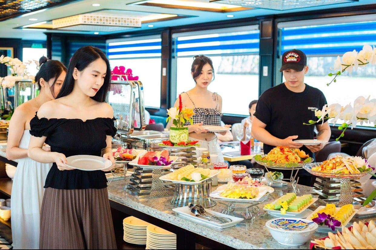 Buffet hải sản trên du thuyền 5 sao thăm quan vịnh Hạ Long 8 tiếng trong ngày