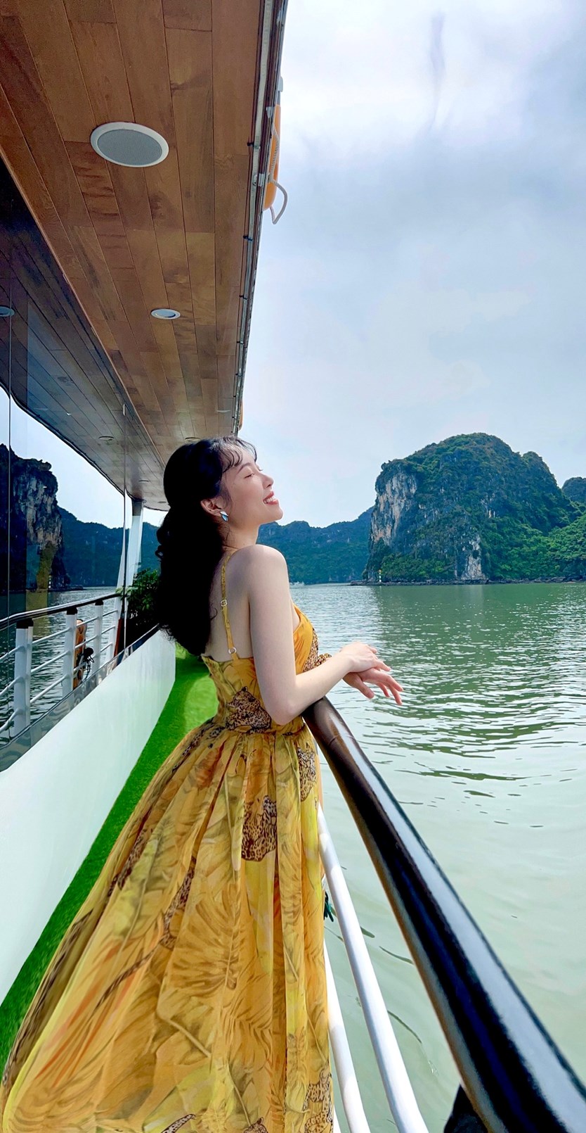 Du thuyền Queen cruise tham quan Hạ Long 1 ngày