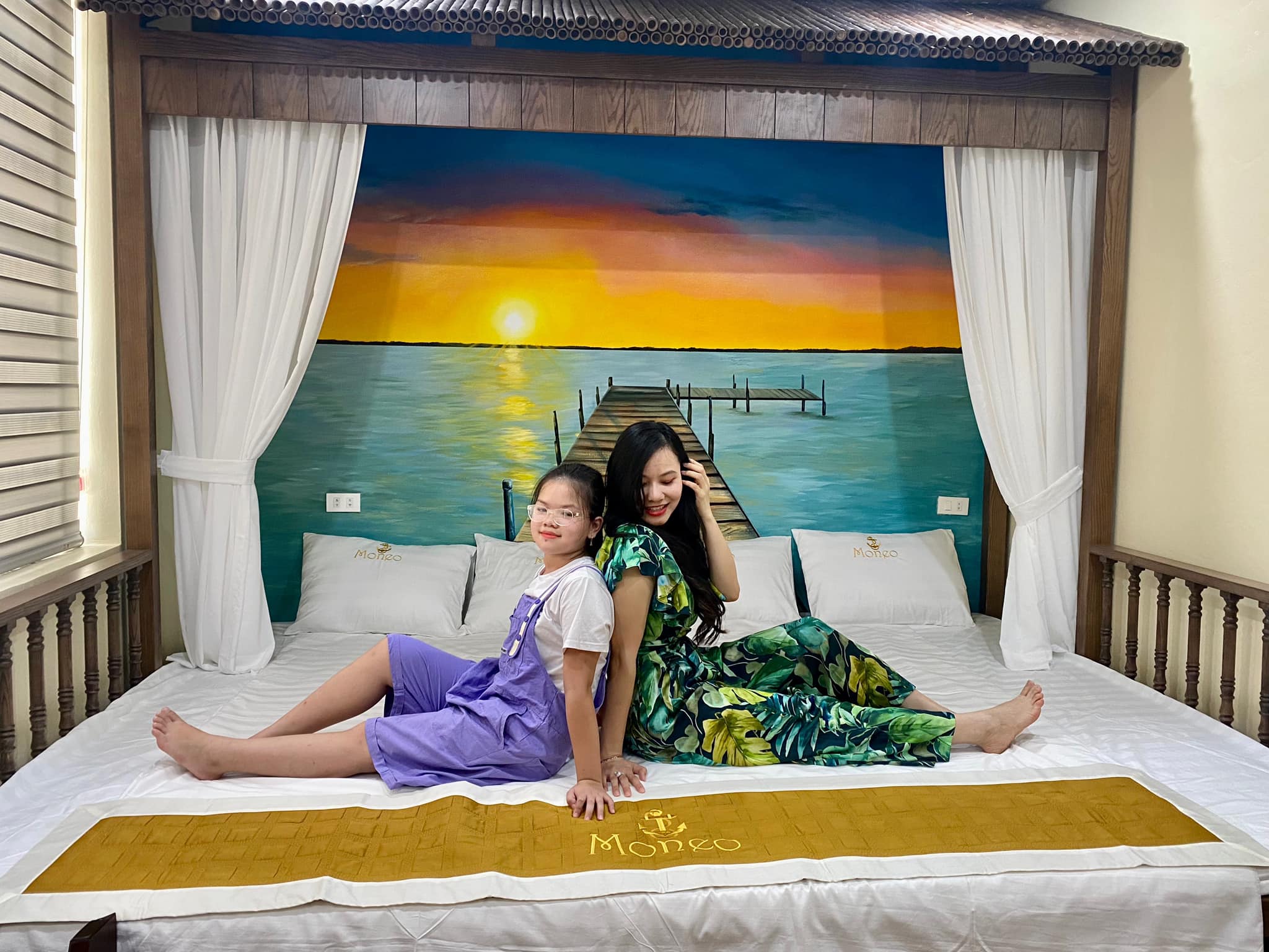 MONEO homestay 4 ngủ siêu đáng yêu tại Hạ Long 14 Du khách tạo dáng check in tại phòng Làng Chài mô phòng làng chài trên vịnh hạ Long chỉ có ở MONEO homestay 4 ngủ trung tâm thành phố Hạ Long