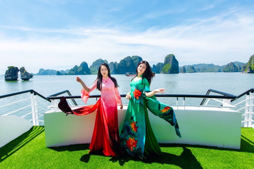 Du thuyền Queen cruise tham quan Hạ Long 1 ngày