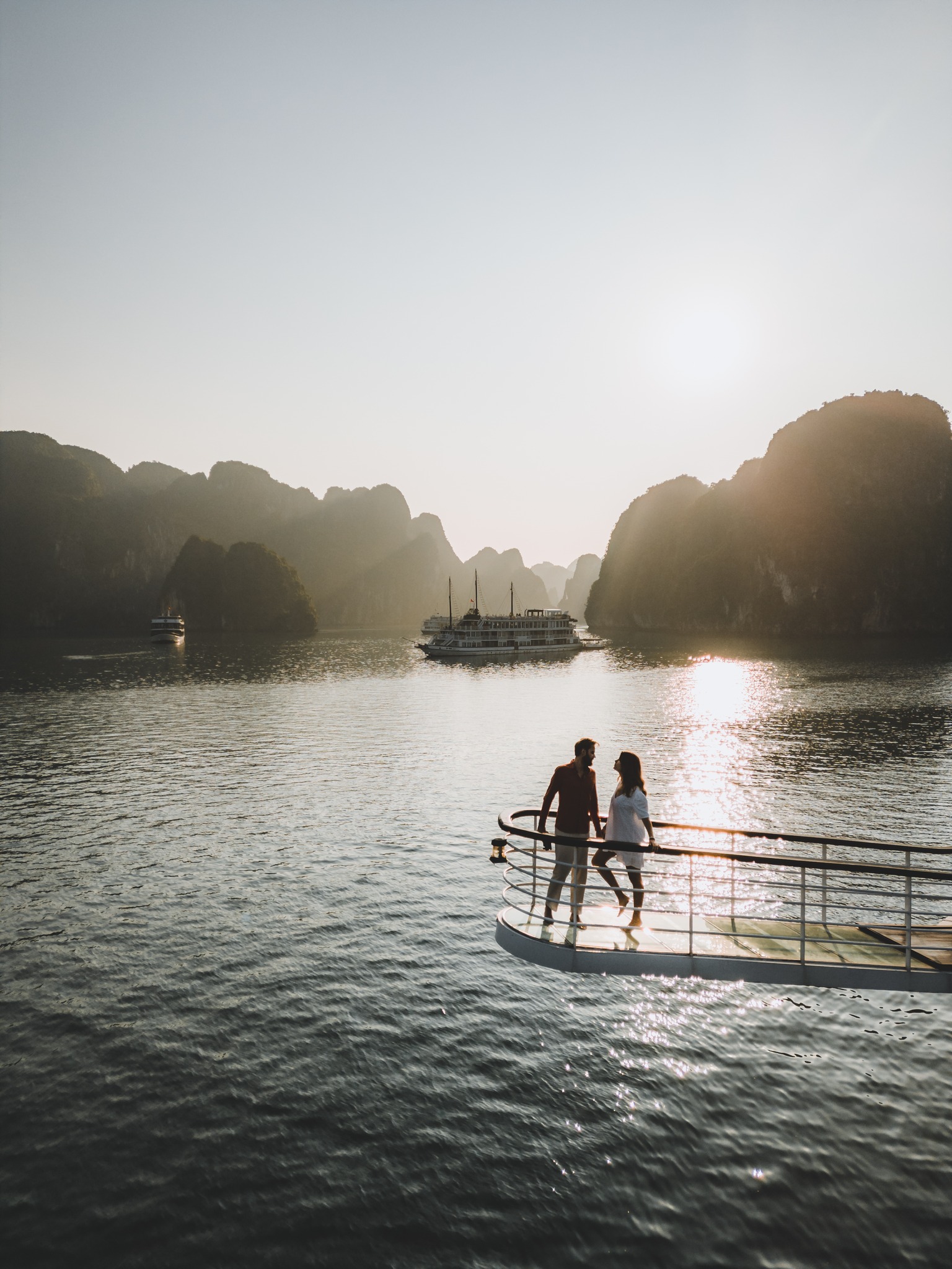 Cây cầu kính chỉ duy nhất có trên du thuyền Ambassador 6* vịnh Hạ Long