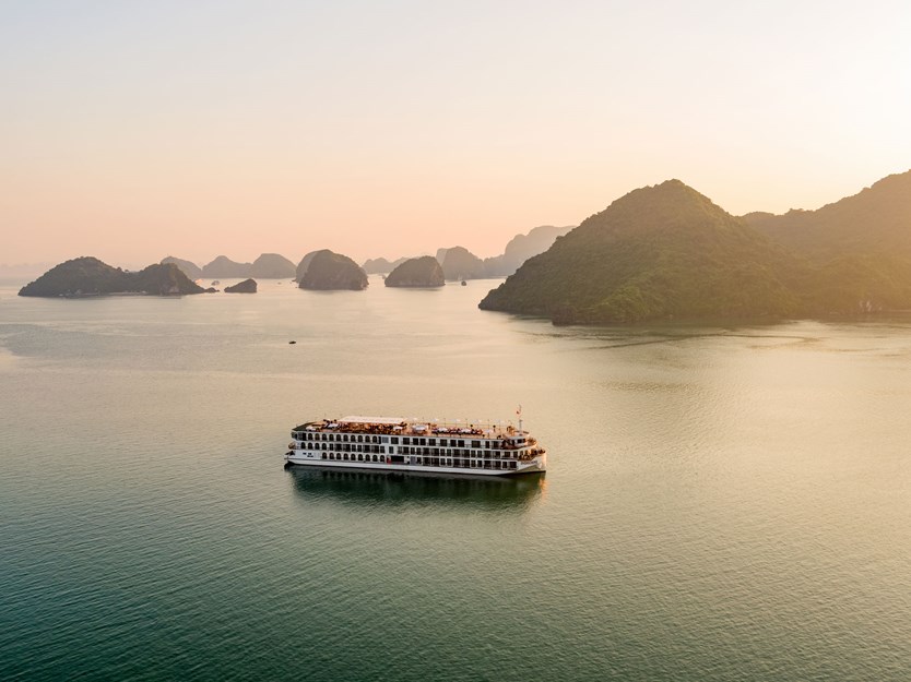 Du thuyền Indochine Cruise 5 sao vịnh Lan Hạ