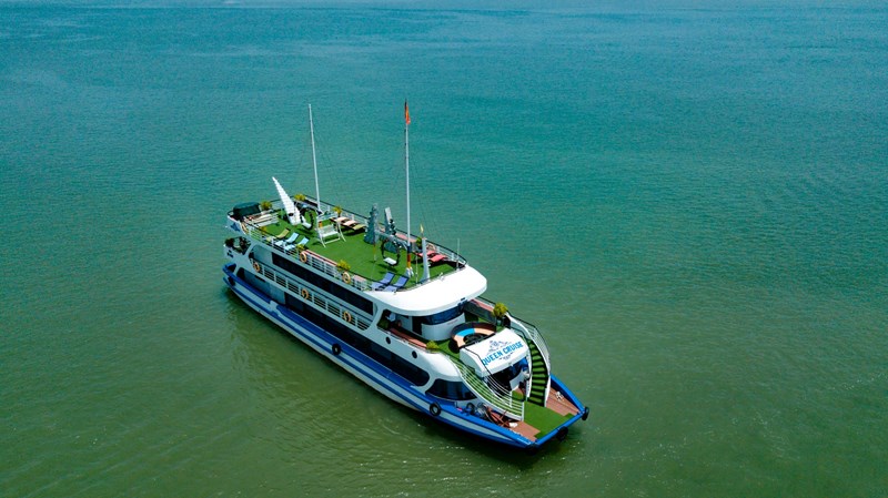 Du thuyền Queen cruise tham quan Hạ Long 1 ngày