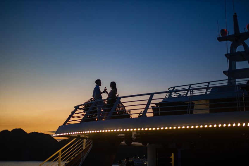 Du thuyền Sea Octopus 5 sao ăn tối trên vịnh