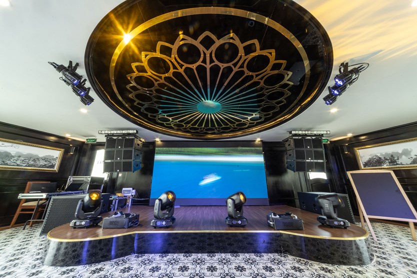 Du thuyền Sea Octopus 5 sao ăn tối trên vịnh