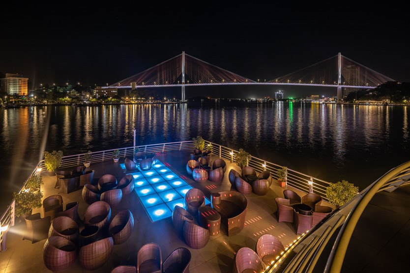 Du thuyền Sea Octopus 5 sao ăn tối trên vịnh