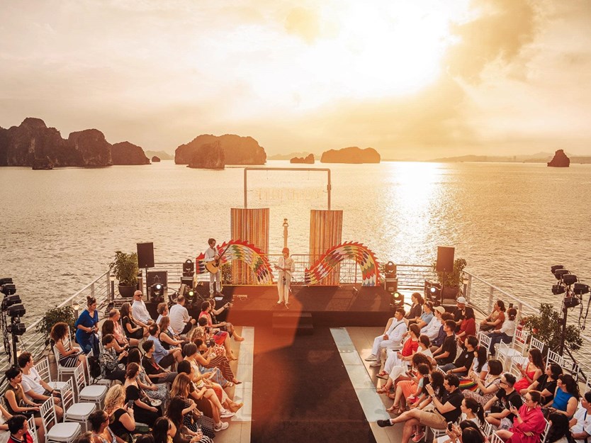 Du thuyền Sea Octopus 5 sao ăn tối trên vịnh