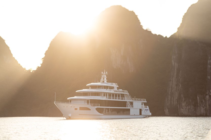 Du thuyền Sea Octopus 5 sao ăn tối trên vịnh