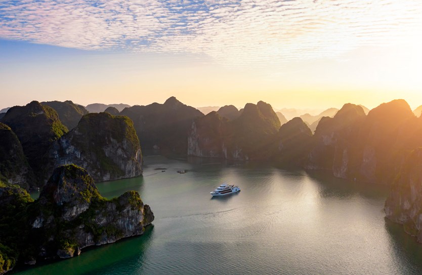 Du thuyền Sea Octopus 5 sao ăn tối trên vịnh