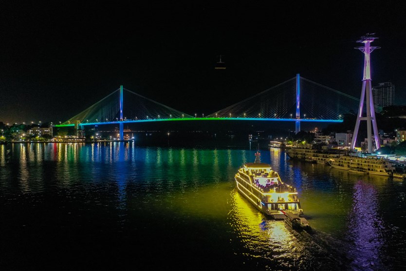 Du thuyền Sea Octopus 5 sao ăn tối trên vịnh