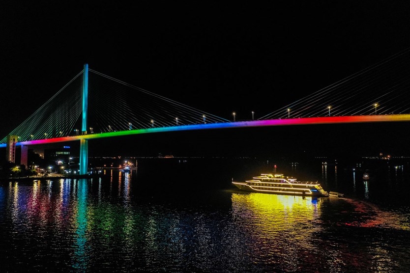 Du thuyền Sea Octopus 5 sao ăn tối trên vịnh