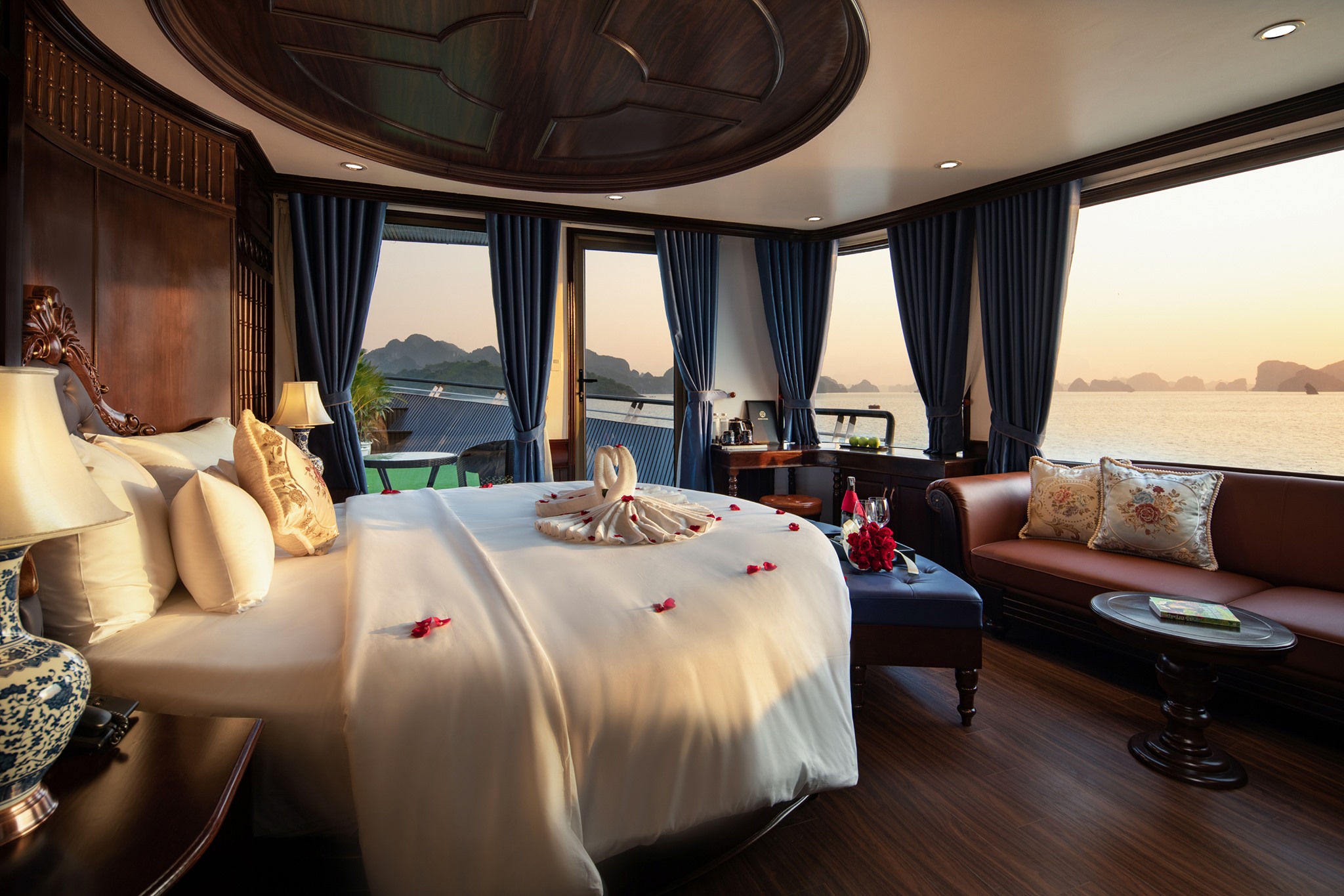 Hạng phòng Honeymoon Vip Suite trên du thuyền La Casta Regal Cruise