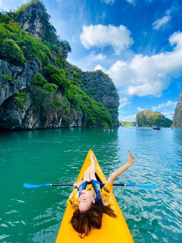 Chèo kayak tại hang Luồn trên vịnh Hạ Long là hoạt động được nhiều du khách đặc biệt yêu thích