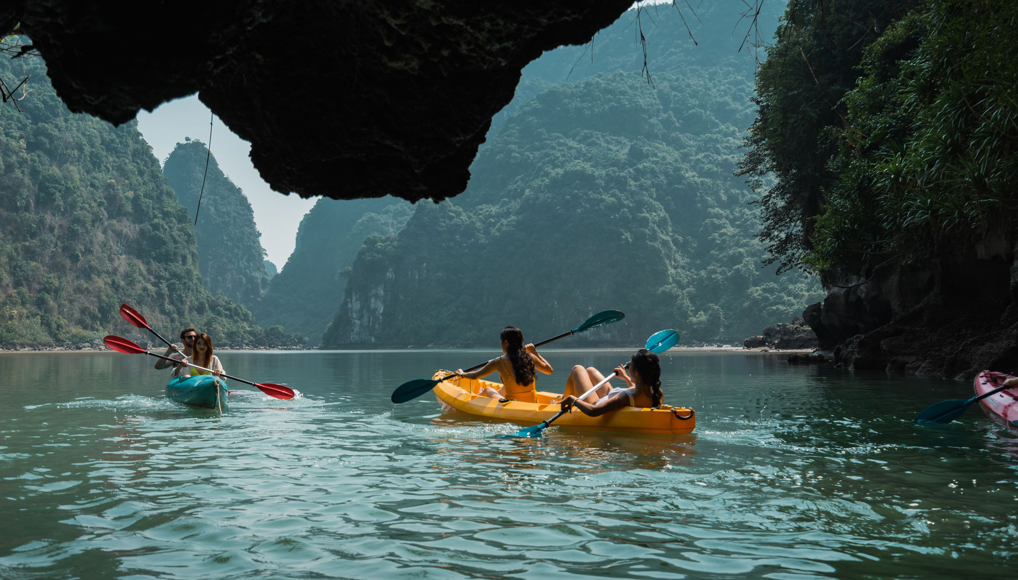 Du thuyền Catamaran Hạ Long - Lan Hạ trong ngày 7 Kayaking ở Ao Ếch vịnh Lan Hạ trong lịch trình 6 tiếng du thuyền The Halong Catamaran