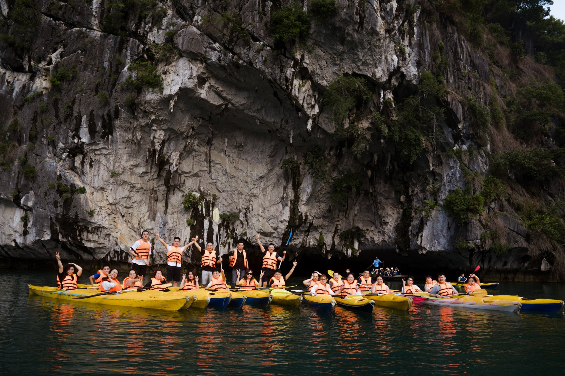 Kayaking khám phá hang Sáng Tối vịnh Lan Hạ