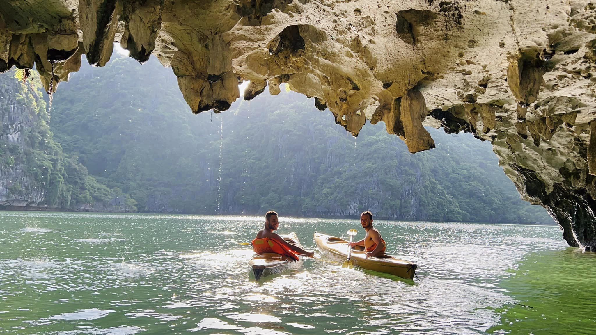 Kayaking trên vịnh Lan Hạ trong tour du thuyền 5 sao La Casta cruise