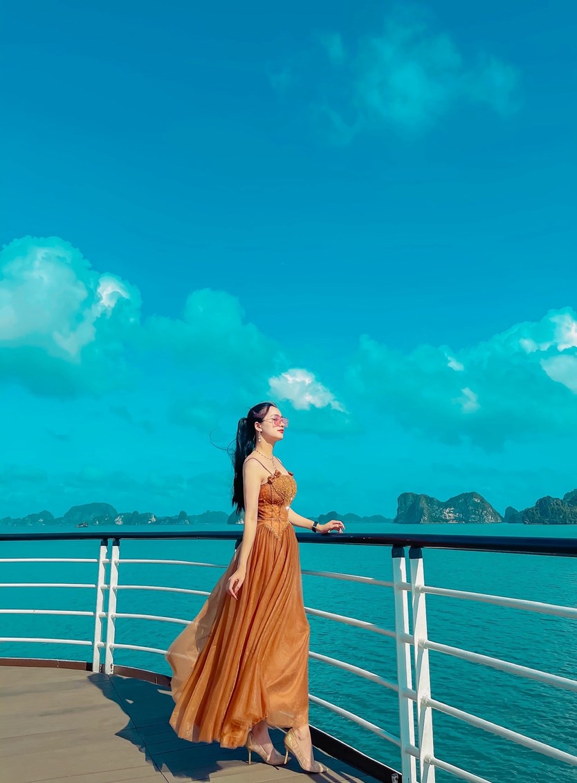 Du thuyền La Casta daily cruise 5* tour 1 ngày