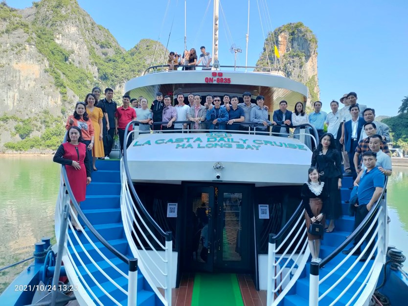 Du thuyền La Casta daily cruise 5* tour 1 ngày