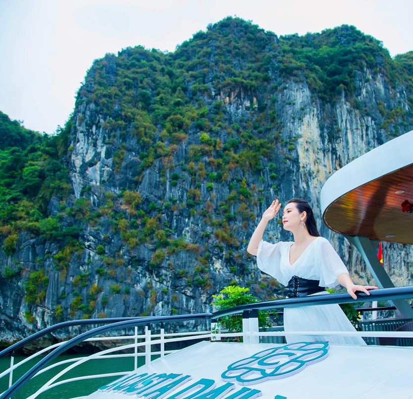 Du thuyền La Casta daily cruise 5* tour 1 ngày