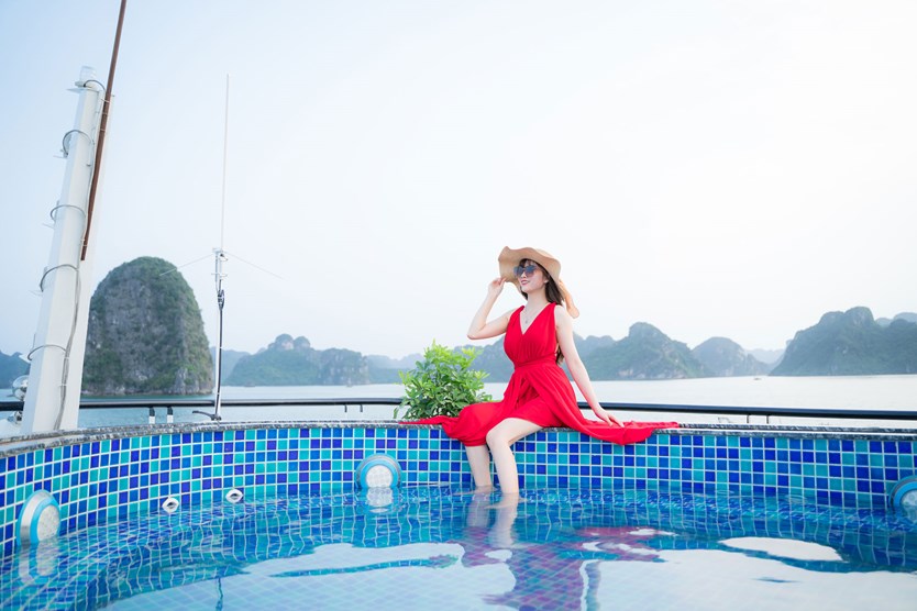 Du thuyền La Casta daily cruise 5* tour 1 ngày