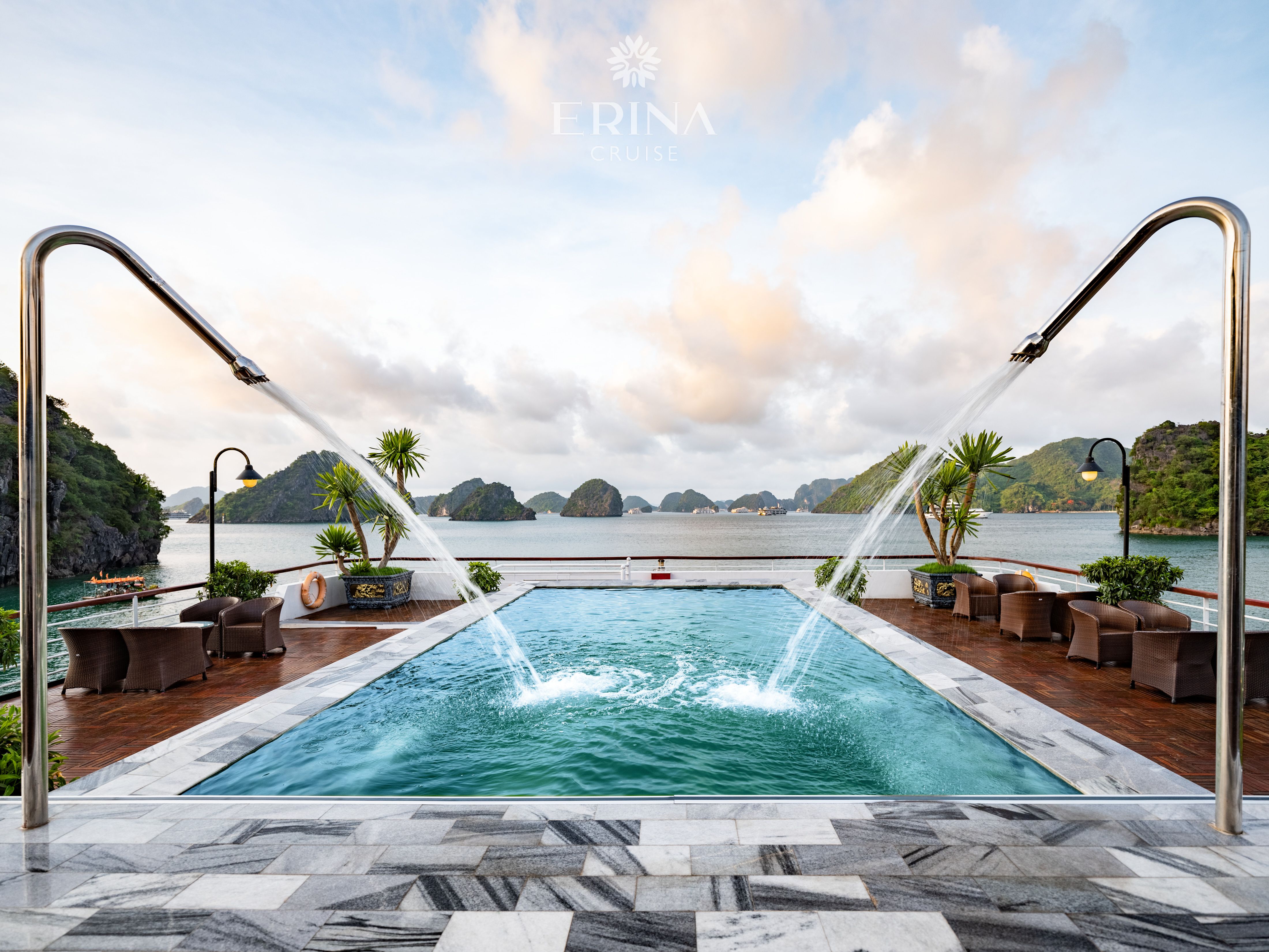 Bể bơi ngoài trời trên sundeck du thuyền Erina cruise vịnh Hạ Long - Lan Hạ