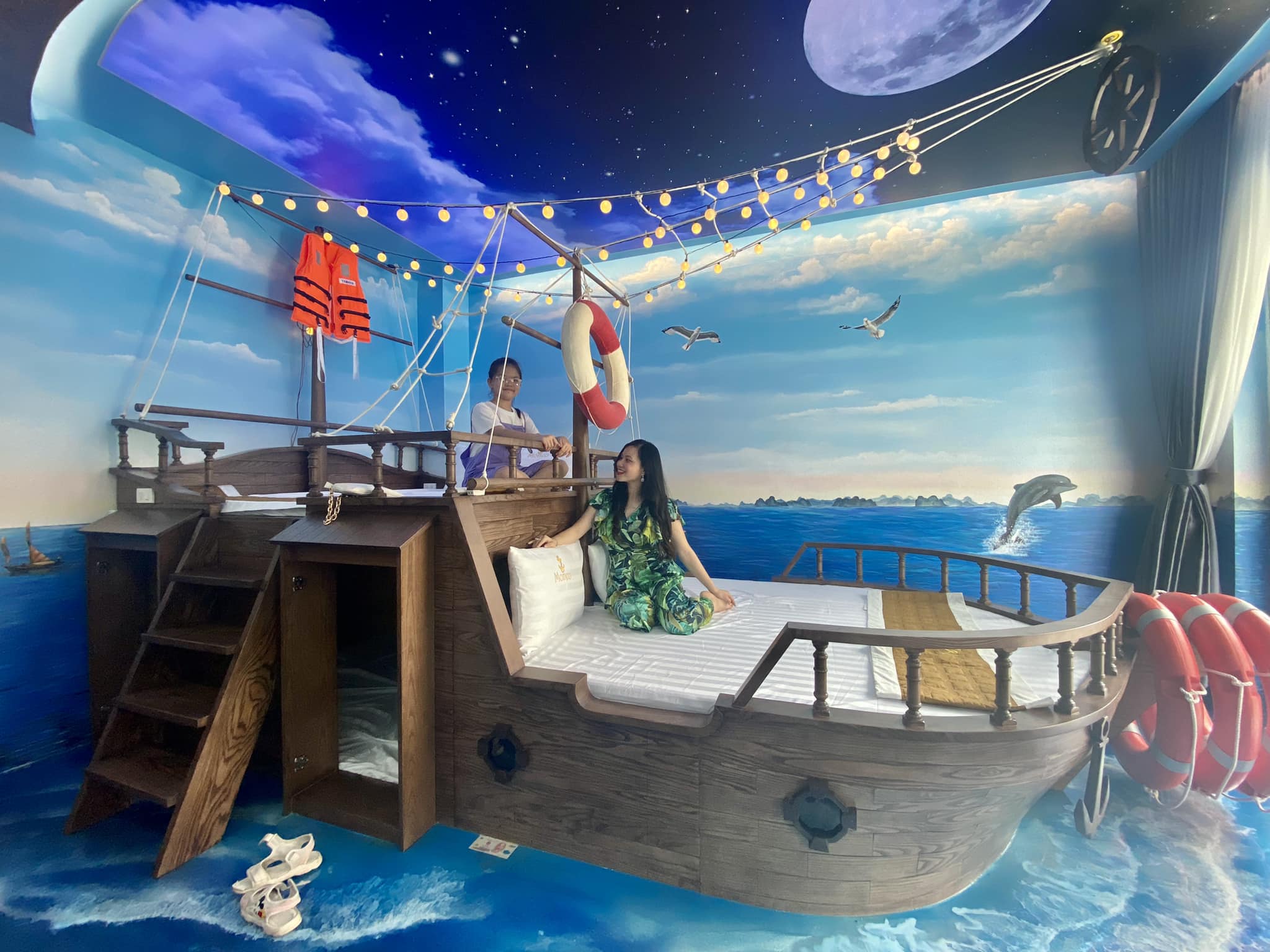 Du khách thích thú check in tại Phòng Vịnh Hạ Long hình con thuyền trên vịnh độc đáo tại MONEO homestay nằm ở khu đô thị San Hô, Hạ Long, Quảng Ninh