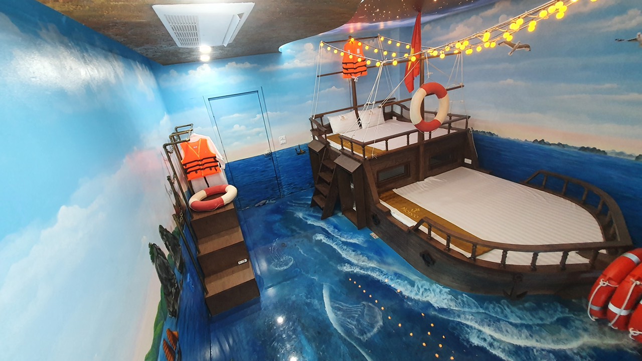 MONEO homestay 4 ngủ siêu đáng yêu tại Hạ Long 7 Phòng Vịnh Hạ Long hình con thuyền trên vịnh độc đáo tại MONEO homestay nằm ở khu đô thị San Hô, Hạ Long, Quảng Ninh