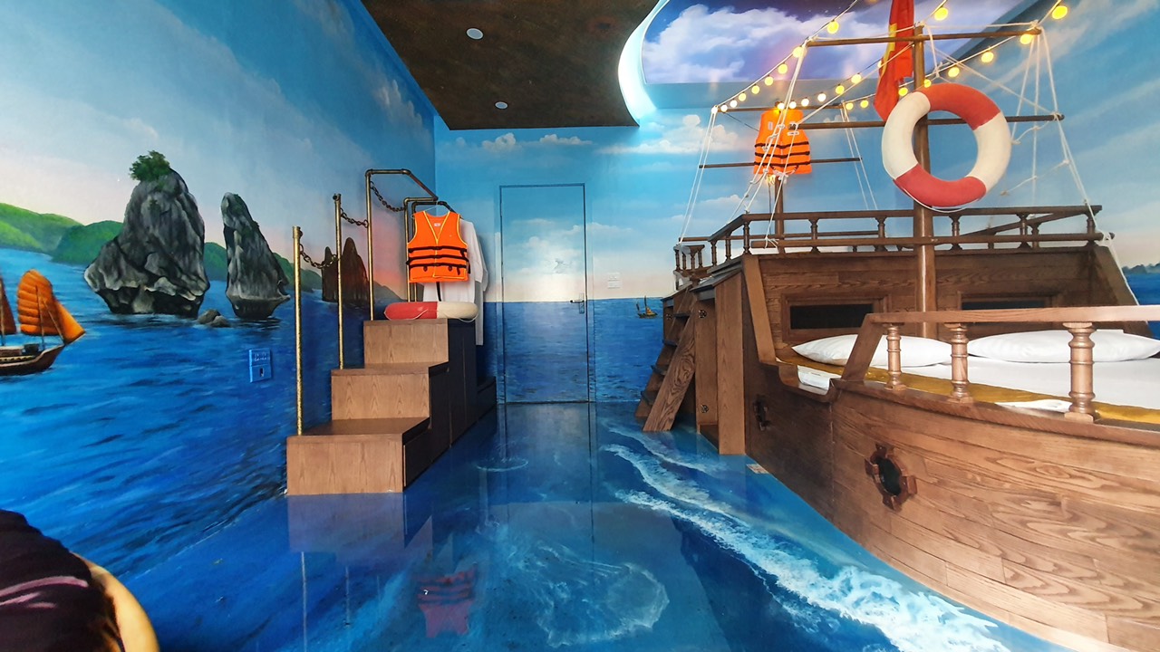 MONEO homestay 4 ngủ siêu đáng yêu tại Hạ Long 8 Phòng Vịnh Hạ Long hình con thuyền trên vịnh độc nhất vô nhị chỉ có ở MONEO homestay nằm ở khu đô thị San Hô, Hạ Long, Quảng Ninh