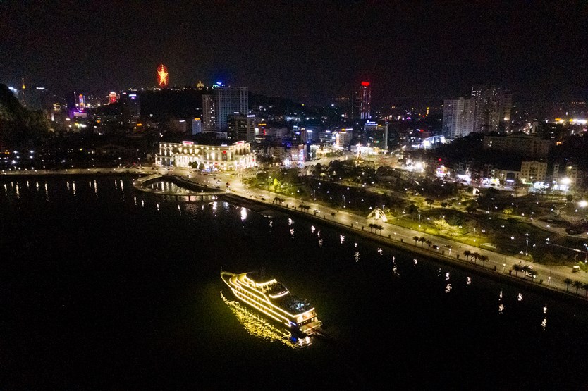 Du thuyền Sea Octopus 5 sao ăn tối trên vịnh