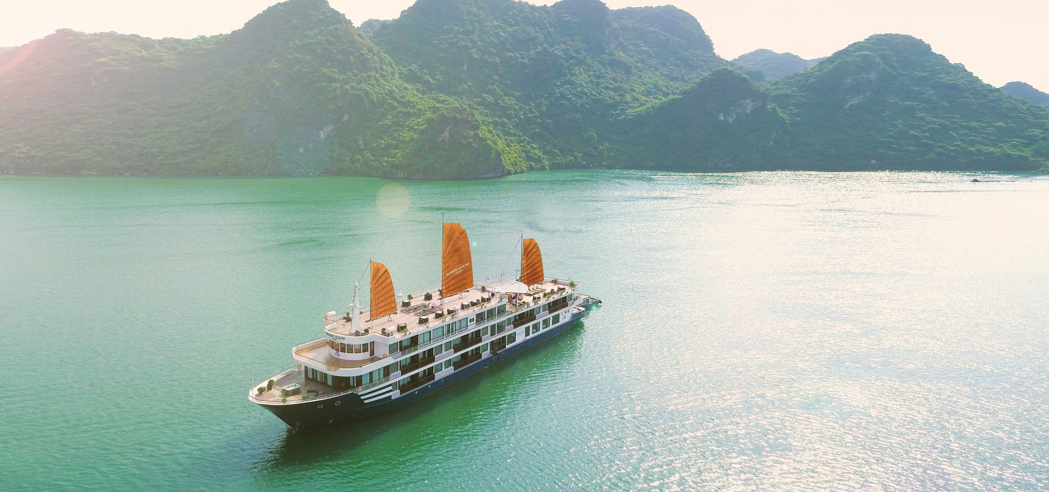 Du thuyền Erina cruise 5 sao vịnh Lan Hạ 1 thiết kế bên ngoài rất ấn tượng của du thuyền Erina cruise ( tên cũ là Sealife legend)