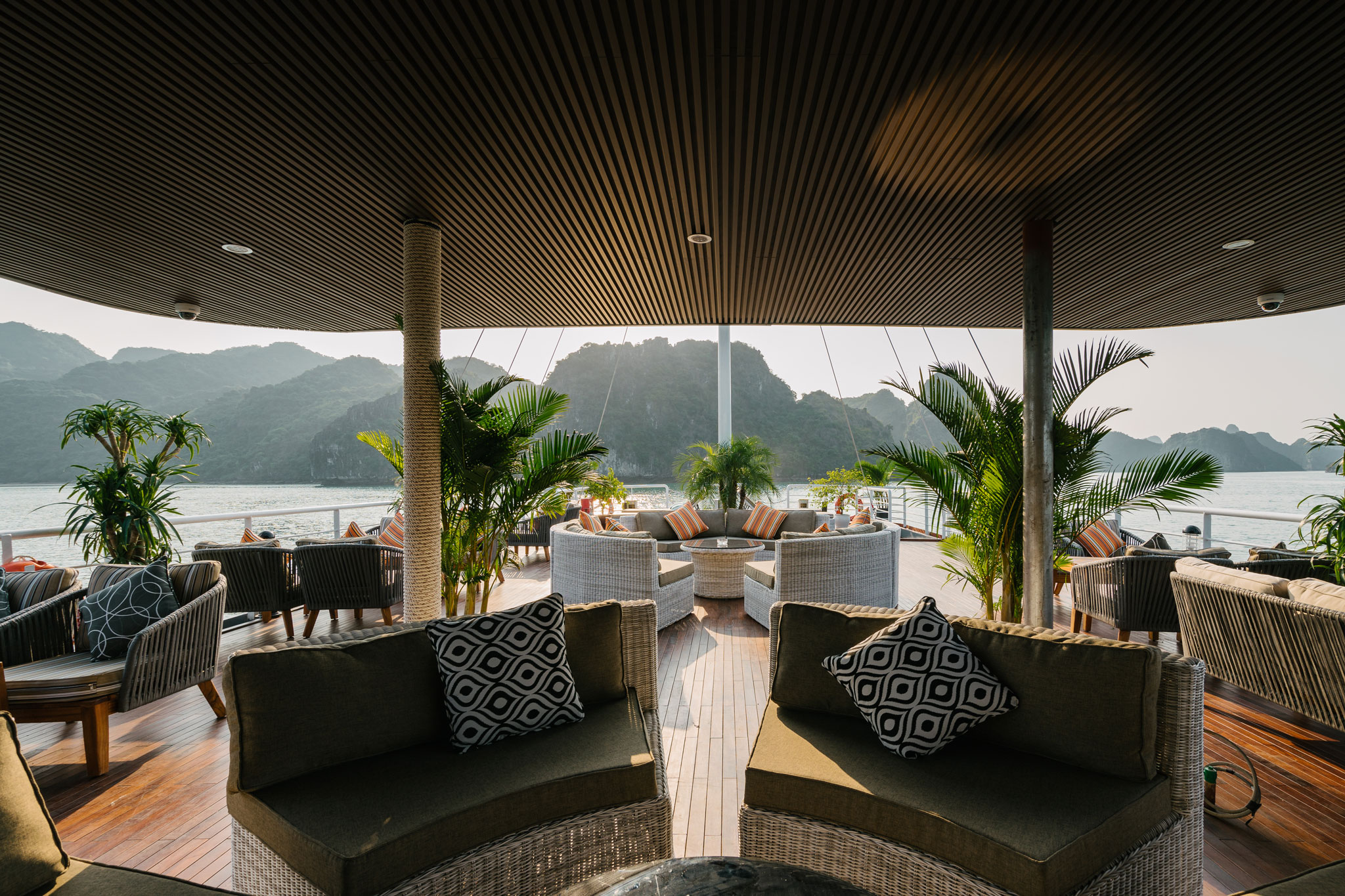 Sân thượng (Boong tàu) ấn tượng với view toàn cảnh vịnh Hạ Long Lan Hạ