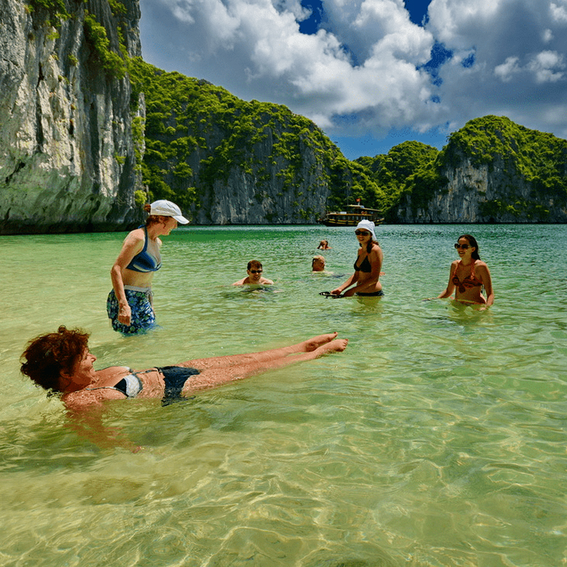 Tắm tại bãi hoang Ba trái đào