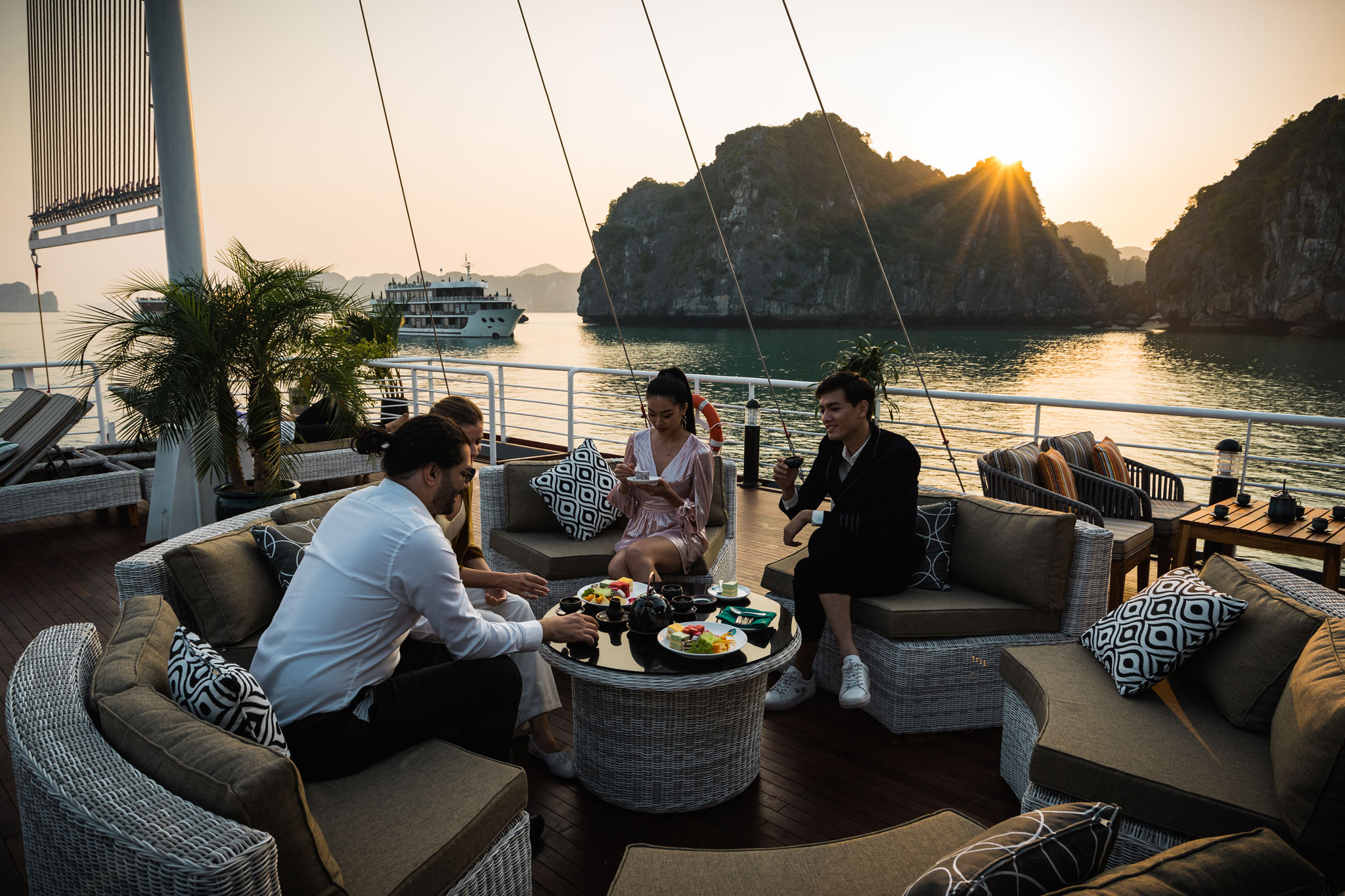 Tiệc trà chiều trên du thuyền ngắm hoàng hôn