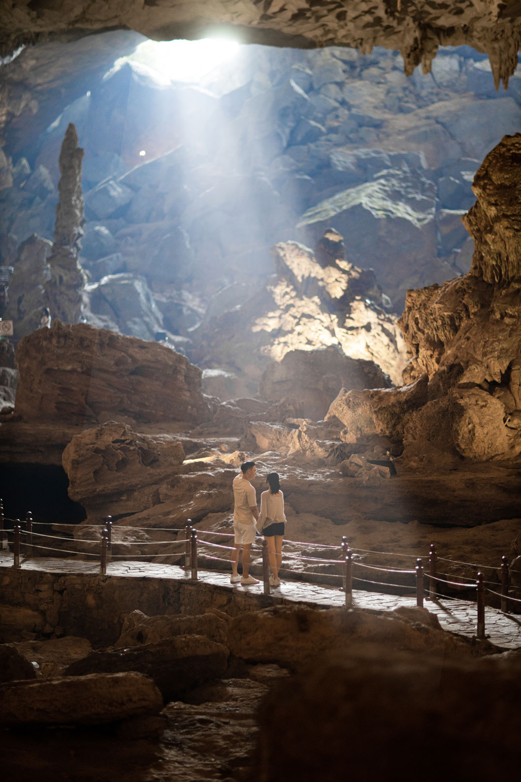 Thăm quan hang Sửng Sốt vịnh Hạ Long